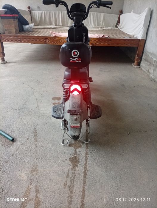 Скутер  новый недавно купил