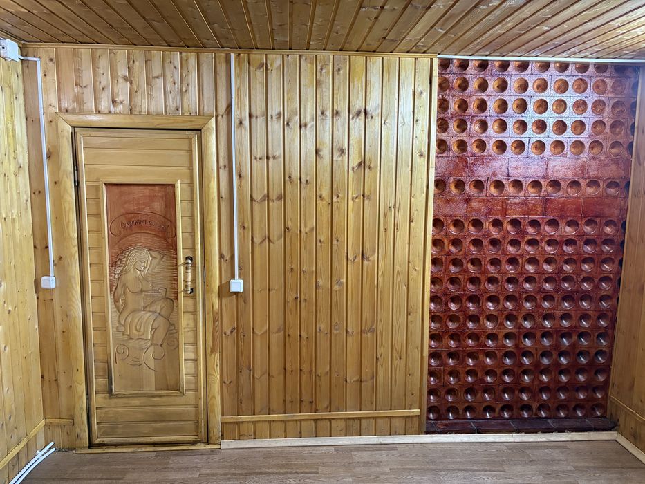 Домик с баней, беседкой.