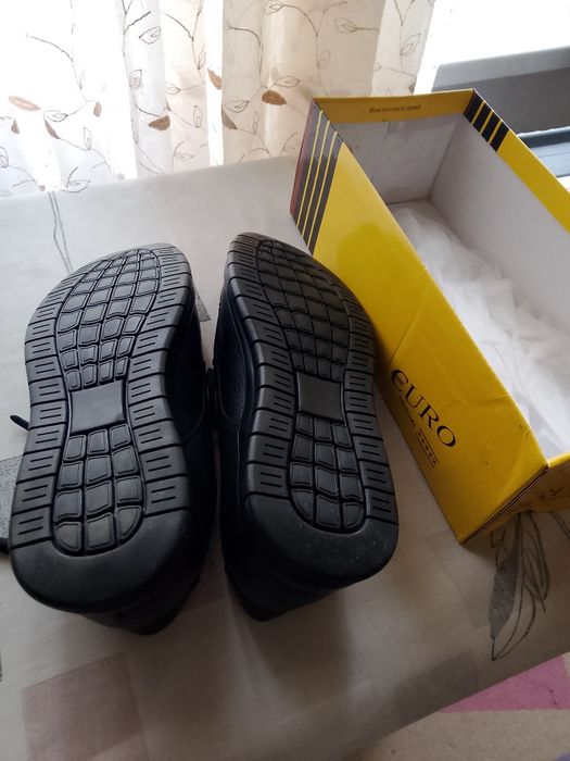 Продаю ботинки новые в коробке.