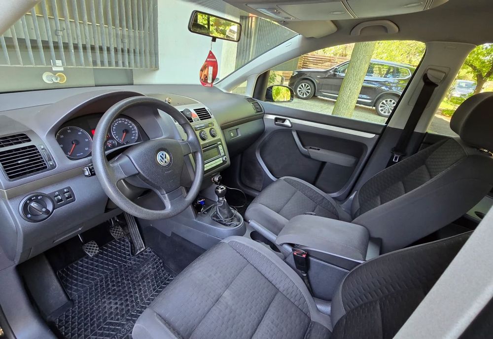 VW  Touran  1.9  TDi  2008  7 - Locurii