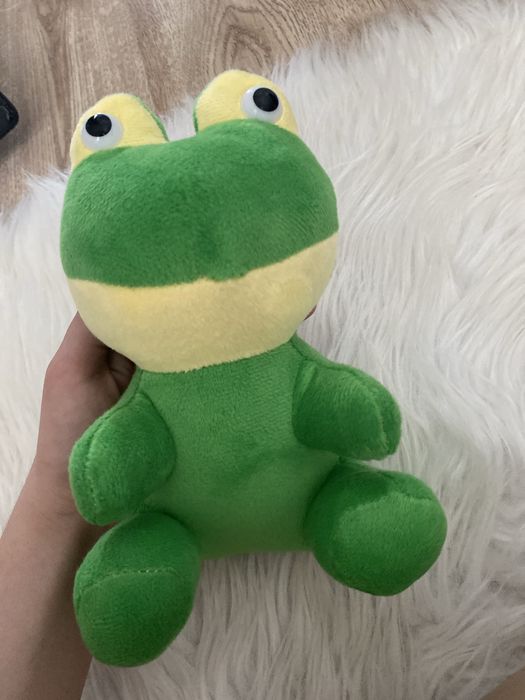 Зелёная игрушка лягушка