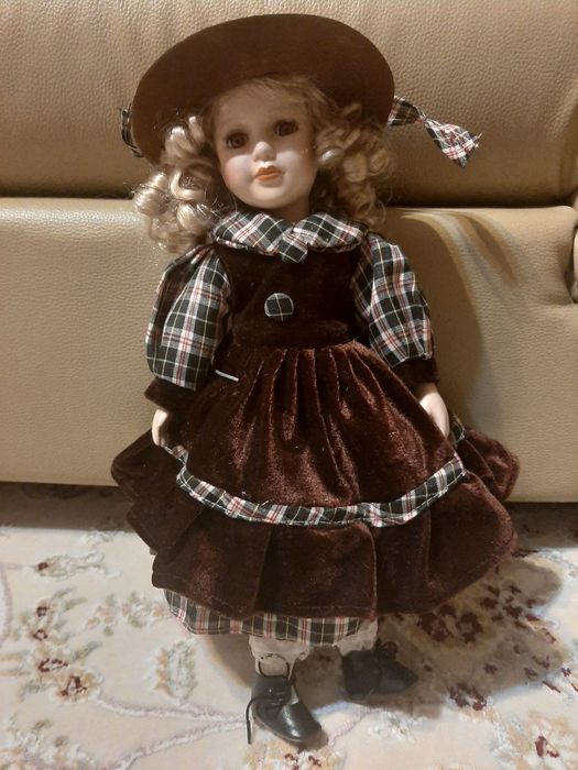 Фарфоровая кукла