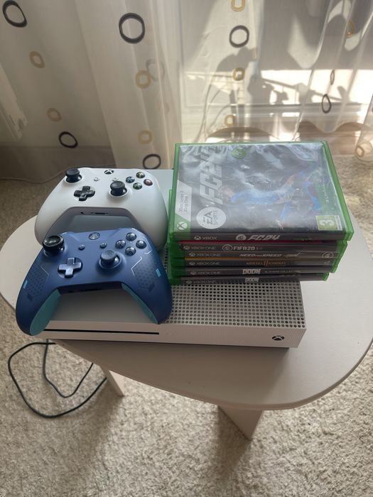 Xbox One S 1 Tb , 2 controllere, 6 jocuri  750 lei