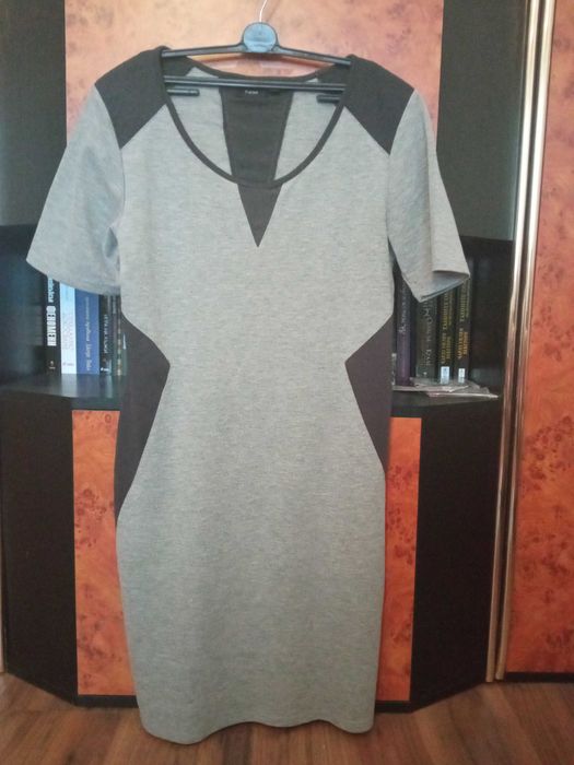 Рокля с къс ръкав, описваща тялото