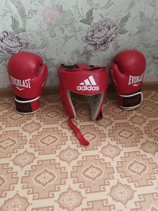 Сет боксера  шлем и перчатки