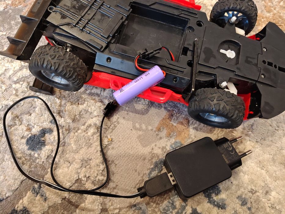 Mașină cu telecomandă în stare perfectă. Este nouă am făcut doar  un videoclip mașinuța este de off road și are baterie reîncărcabilă ofer încărcător