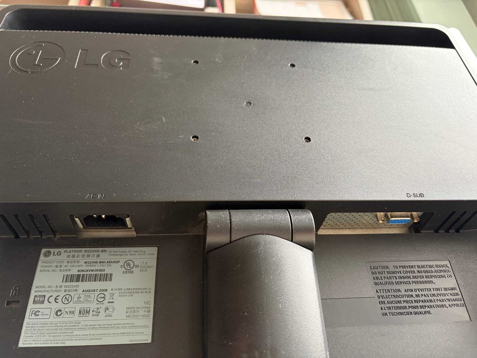 Продавам монитор 22" LG 2234S-BN