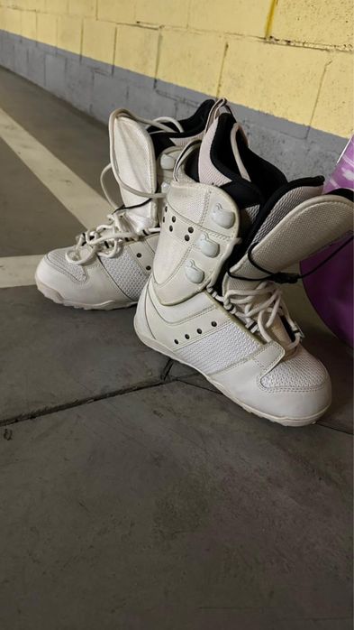 Сноуборд с креплением и ботинками