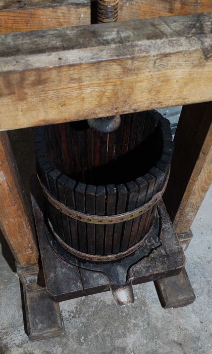 Teasc de vin antic din lemn masiv – piesă rustică autentică, perfect funcțională