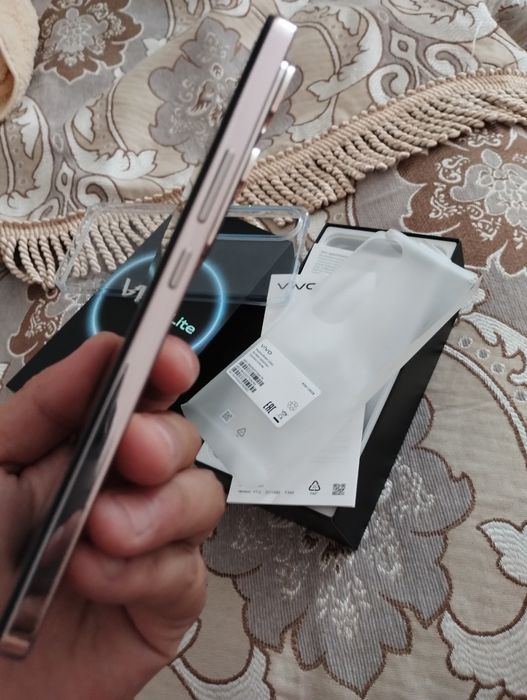 Подам смартфон Vivo v 50 lite