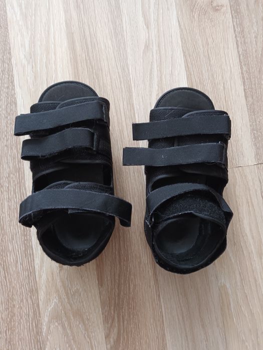 Продавам постоперативни ортопедични обувки