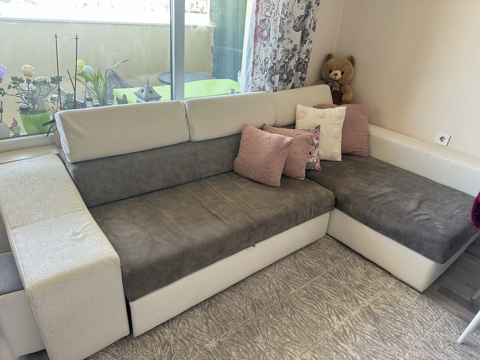 Диван с две табуретки