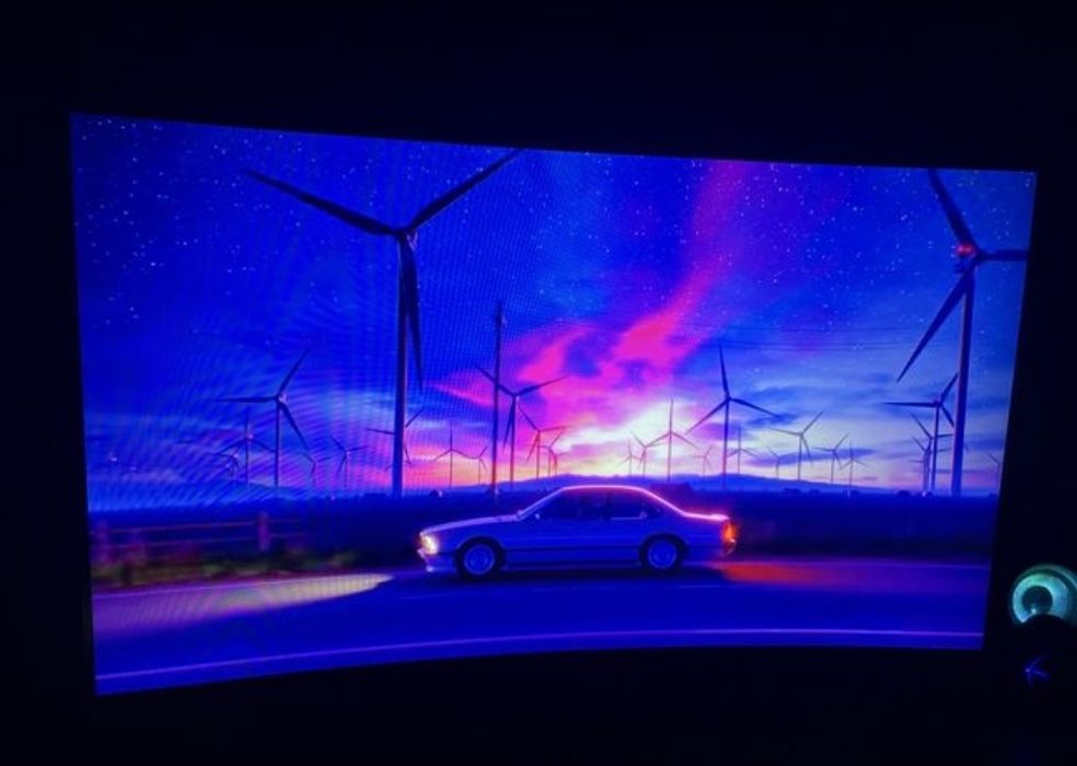 Monitor curbat 180 hz