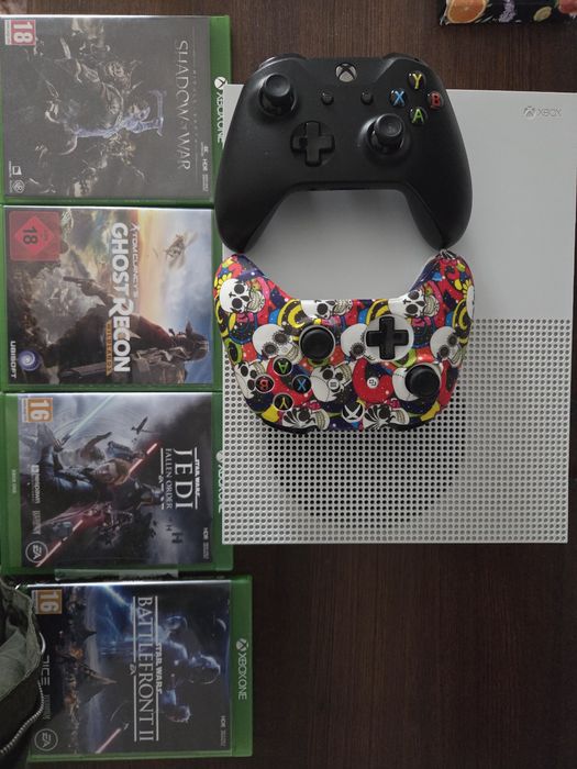 X box one s (2 manete+4 jocuri )