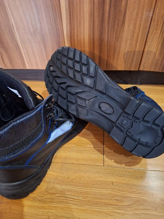 Продам спецобувь ботинки 46рр(маломерят)