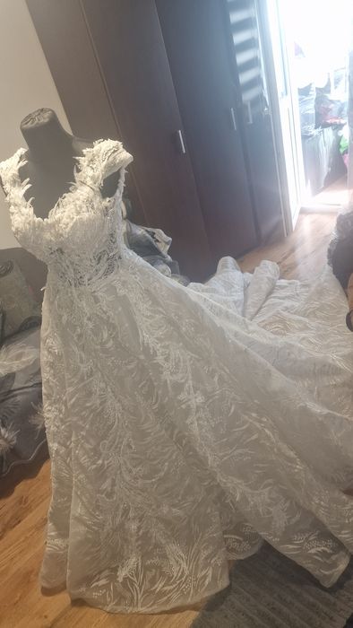 ROCHIE MIREASA cu trena lunga