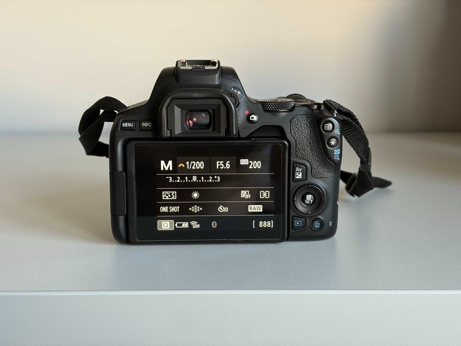 Canon 250D + два обектива