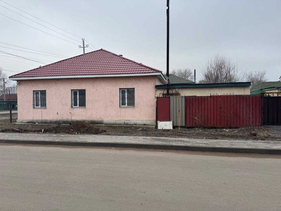 Два дома на оживленной дороге