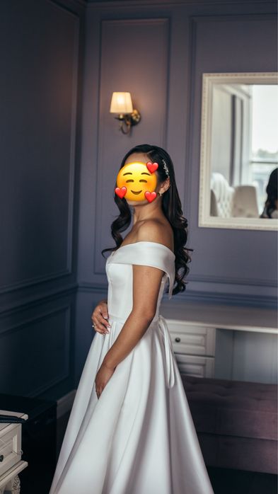 Свадебное платье с вырезом атласное