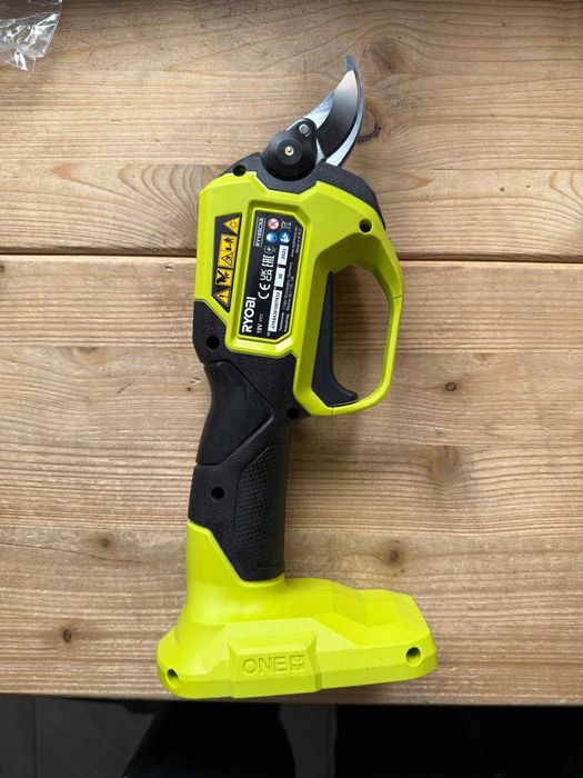 Foarfeca de gradina Ryobi RY18SCXA pentru taiat crengi /vie