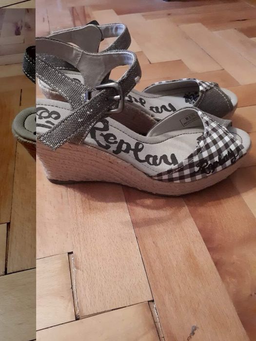 Продавам дамски сандали Replay №39.