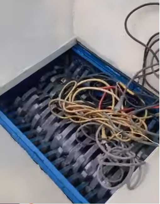 Tocator cabluri electrice si piese electronice