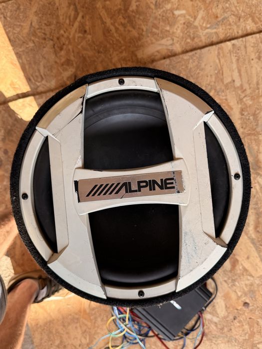 Se vinde subwoofer Alpine + amplificator