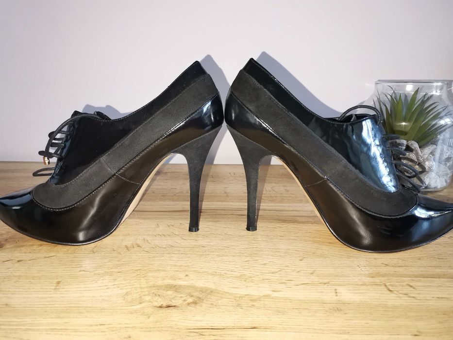 Висок стил Черен велур и лак DUNE UKпроизход