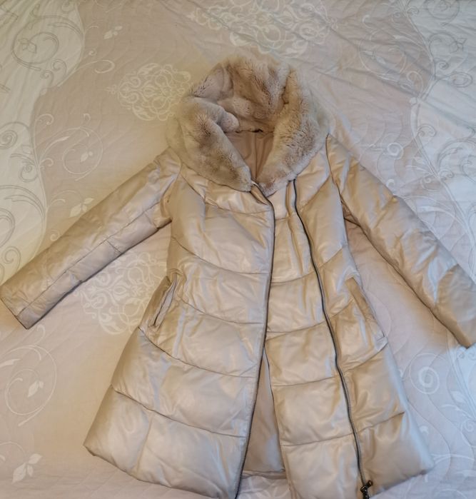 Женская куртка из кожи.