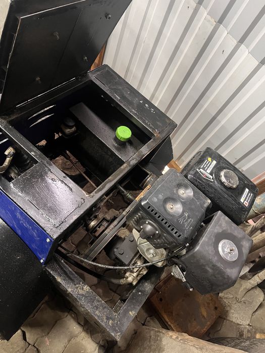 Мини-погоузчик с ковшом и вилами