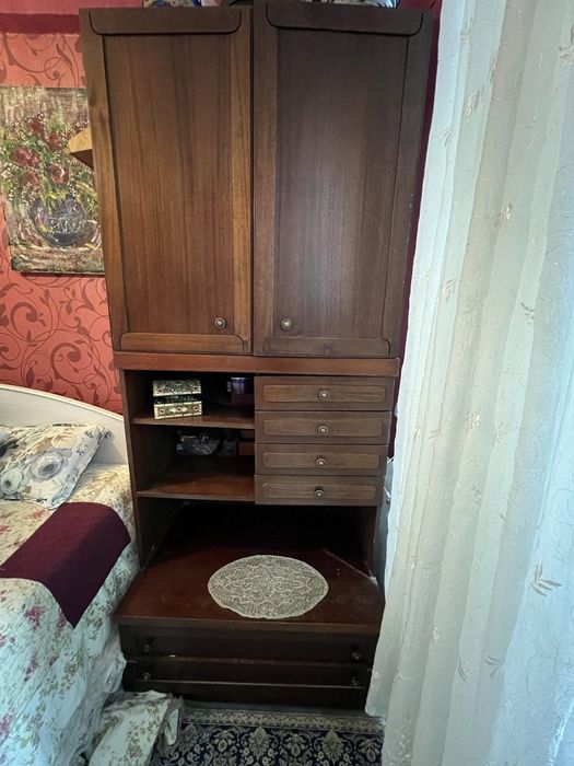 Компактный шкаф из дерева.Орех