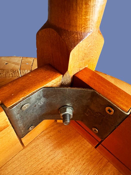 Елипсовидна трапезна маса