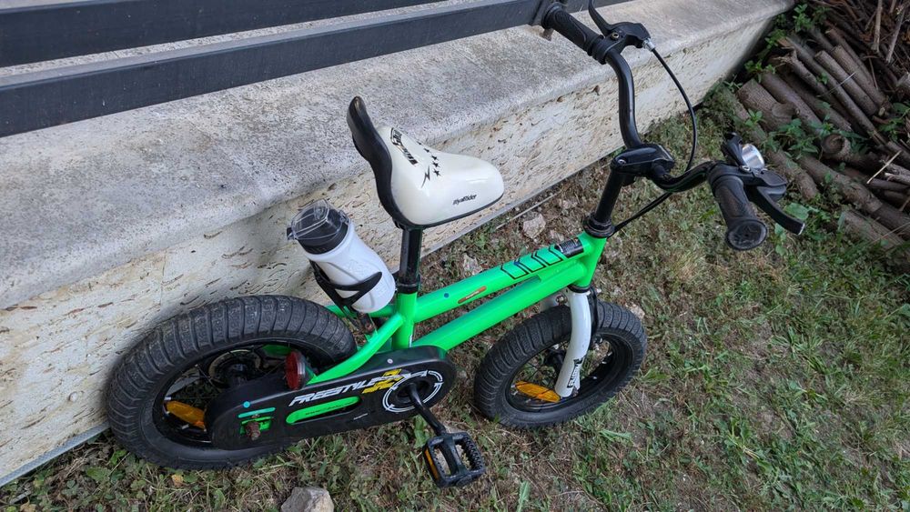 bicicletă RoyalBaby Freestyle pe verde cu roți de 12 inch