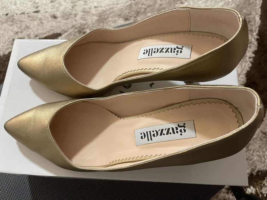 Vand pantofi eleganti, nr. 38, facuti la comanda pe site-ul Gazzelle.