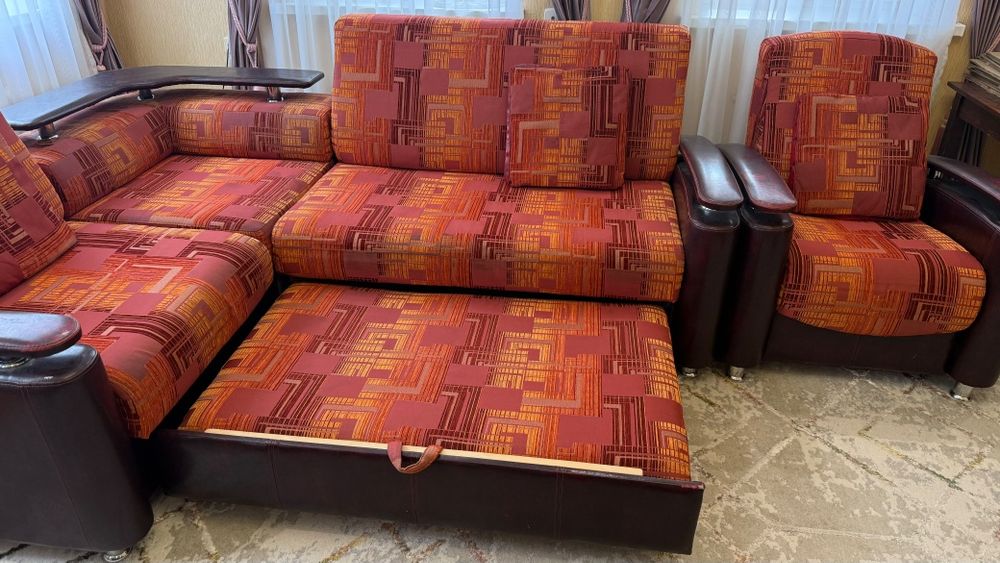 Продам угловой диван с креслом