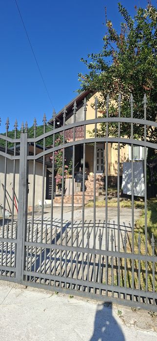 Dau în chirie casă