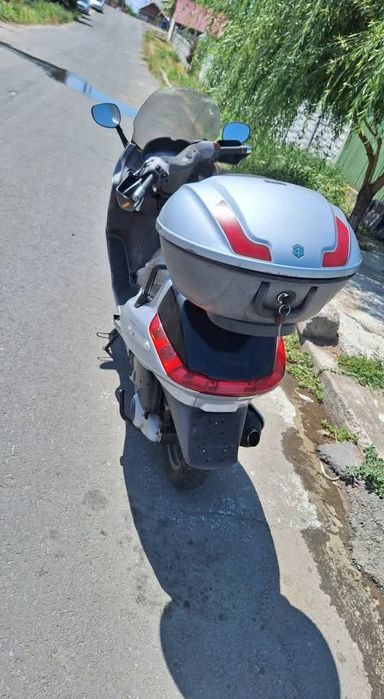 Vând scuter piaggio an 2006
