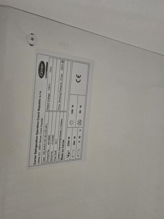 Vând patru vitrine frigorifice industriale. La super preț