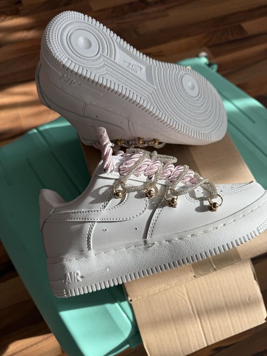 Nike Air model fete