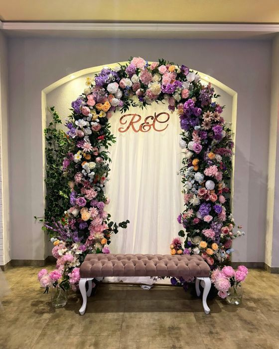 Decoruri nuntă (arcade, stalpisori, litere volumetrice/luminoase)