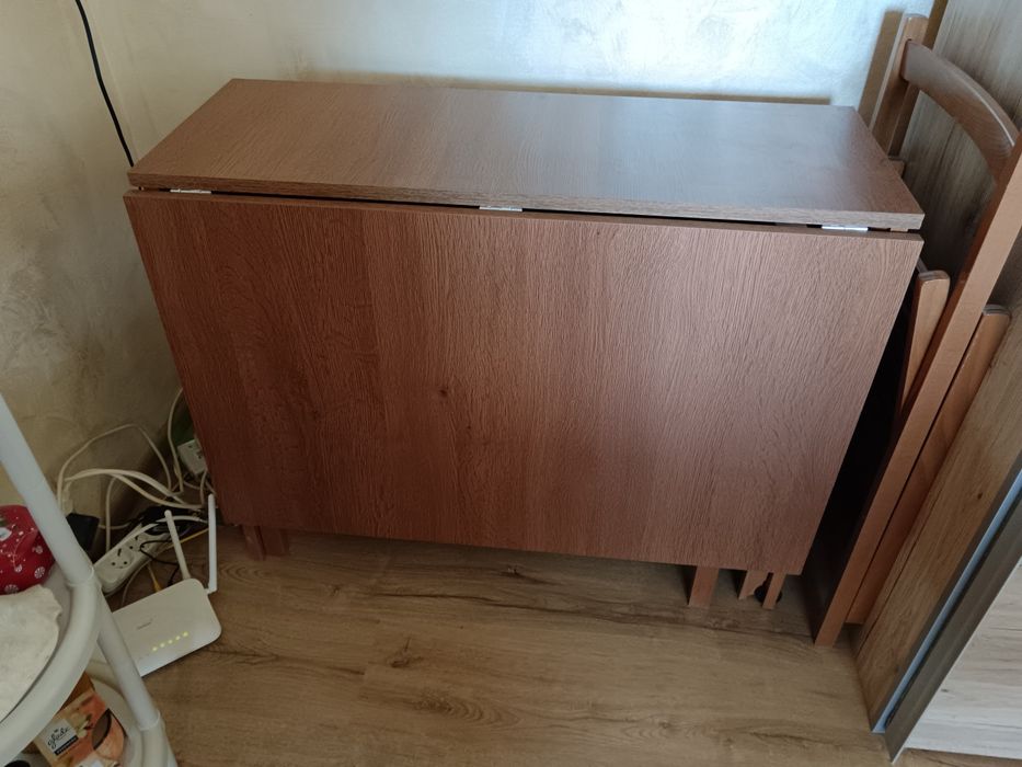 Masa plianta cu 4 scaune incluse în ea