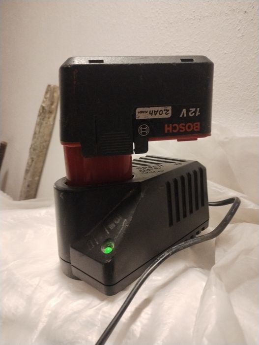 Vând încărcator cu acumulator, aproape în stare noua ,marca Bosch