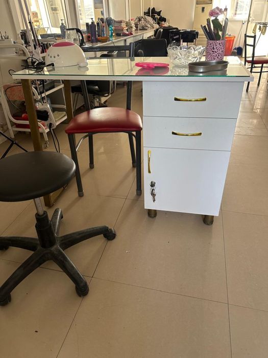 Маникюрный стол отличного качества