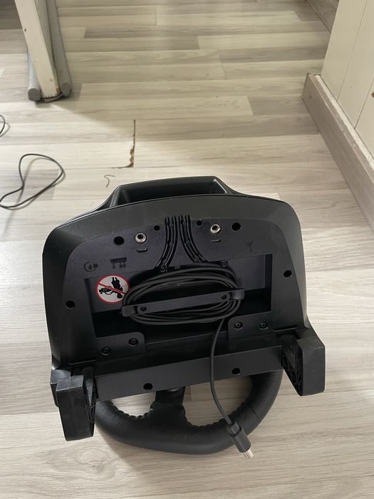 Продавам Logitech G920 Driving Force + скоростен лост и педали