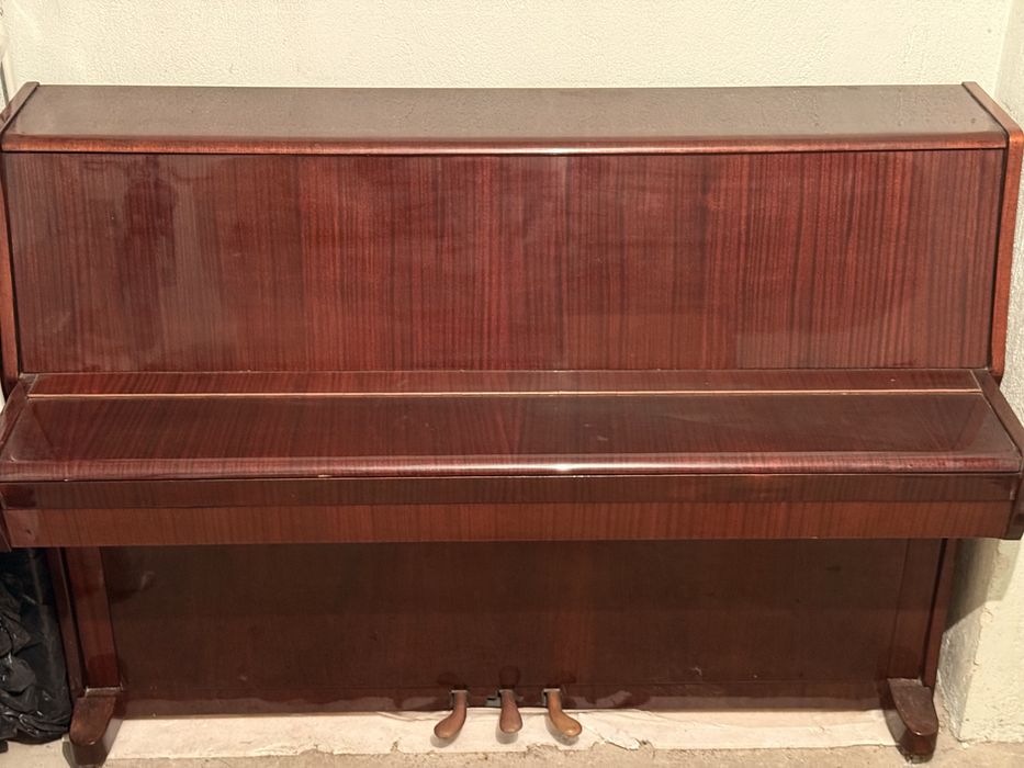 Продавам класическо пиано “Чайковски”