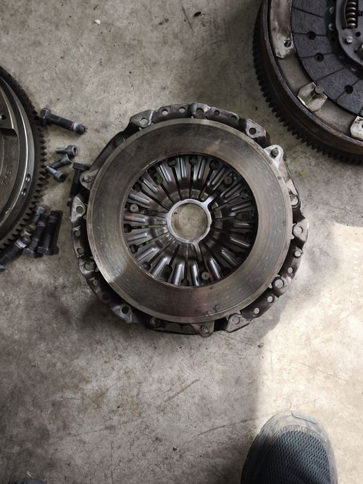 Kit ambreiaj complet volanta placa disc BMW seria 3 E9X seria 5 E60 X1 E84 motor 2.0 177 cai