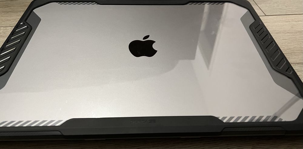 MacBook Pro 16” M1 Pro | 32 GB RAM | 1 TB SSD | Husă SUPCASE