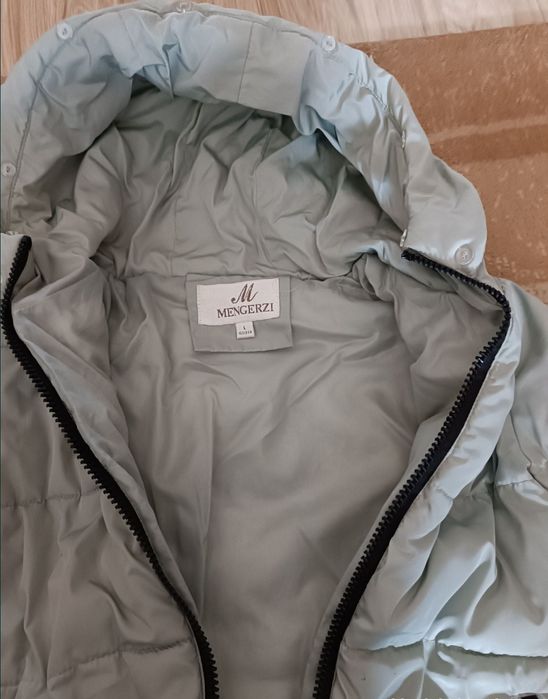 Продаю подростковую куртку на девочку. Холлофайбер.