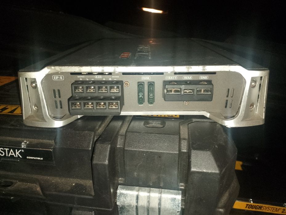 Продавам усилвател Hertz в перфектно състояние