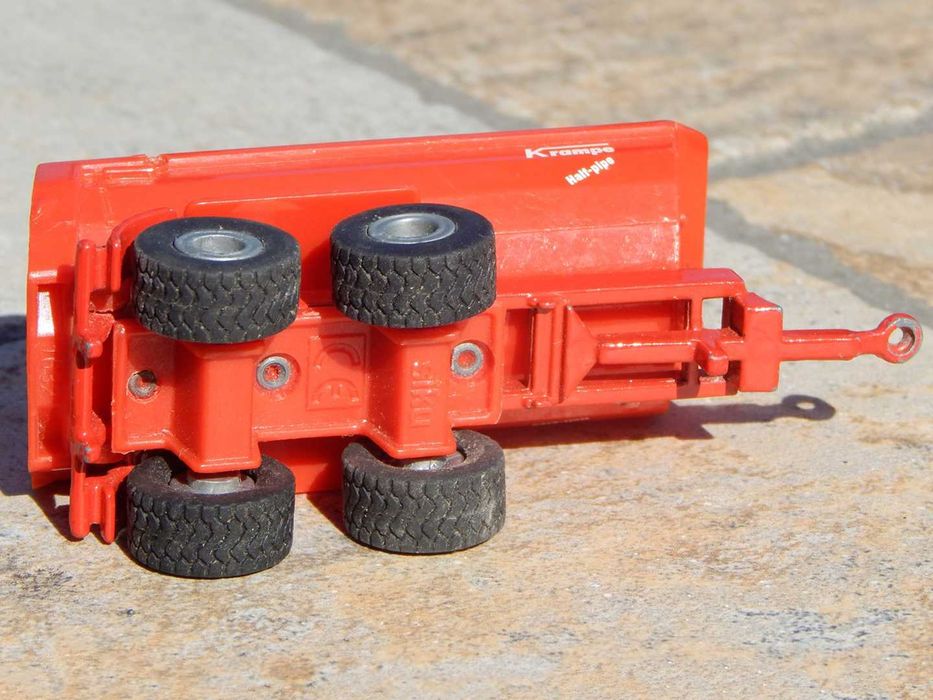 Macheta semiremorca tip basculanta Siku sc 1:64 9.5 x 3.5 x 4 cm
